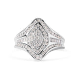 Anillo de racimo con diamantes redondos y talla baguette de 3/4 ct. p.t. en oro blanco de 14K