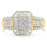 Anillo de cóctel con diamantes redondos y baguette de 1 ct. p.t. en oro amarillo de 10K