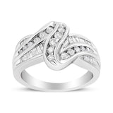 Anillo bypass con diamantes talla redonda de 3/4 ct. p.t. en oro blanco de 10K