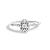 Anillo de compromiso ovalado con halo y diamantes de 1/5 ct. p.t. en oro blanco de 14K
