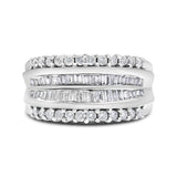 Anillo de banda moderno con diamantes redondos y talla baguette de 1 ct. p.t. en oro blanco de 14K