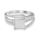 Anillo bypass de racimo de engaste invisible con diamantes de talla princesa de 1/3 ct. p.t. en oro blanco de 10K