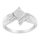 Anillo de cóctel estilo cruzado con diamantes talla princesa y baguette de 1/3 ct. p.t. en oro blanco de 10K