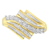 Anillo con diamantes redondos y baguette de 1/2 ct. p.t. en oro amarillo de 10K