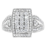 Anillo de cóctel de racimo cojín con halo y banda acampanada con diamantes de 1 ct. p.t. en oro blanco de 10K