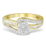 Anillo de racimo con diamantes redondos de 1/2 ct. p.t. y banda de canal y pavé en oro amarillo de 10K