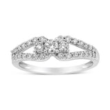 Anillo de banda de tres piedras con aro dividido y diamantes redondos de 1/2 ct. p.t. en oro blanco de 10K