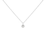 Collar con colgante de halo con perla cultivada de 5mm y detalle de diamante en oro blanco de 10K