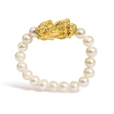 Anillo de banda ajustable con dije de dragón y perla cultivada de agua dulce en oro amarillo de 18K