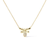 Collar con colgante de abejorro con detalle de diamante en oro amarillo de 10K