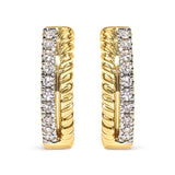 Aretes de aro Huggie de cuerda trenzada con diamantes de 1/10 ct. p.t. en oro amarillo de 10K