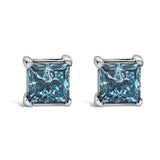 Aretes de botón solitarios con diamantes azules cultivados en laboratorio de 1 ct. p.t. en oro blanco de 14K