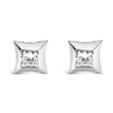 Aretes de botón de engaste invisible con diamantes de talla princesa de 1/2 ct. p.t. en oro blanco de 10K