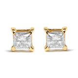 Aretes de botón clásicos de 4 garras con diamantes y cierre de presión en plata de ley bañada en oro amarillo de 10K