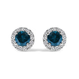 Aretes de botón de halo con diamantes azules tratados de 1 ct. p.t. en plata de ley