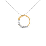Collar con colgante de aro de círculo calado con diamantes redondos graduados de 1/4 ct. p.t. en oro de 14K