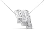 Collar con colgante de triple curva con diamantes princesa y baguette en canal de 1 1/2 ct. p.t. en oro blanco de 14K