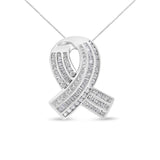 Colgante de lazo de concientización con diamantes redondos y baguette en canal de 2 5/8 ct. p.t. en oro blanco de 14K