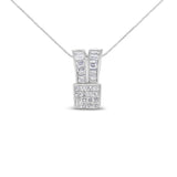 Collar con colgante de corazón con cinta con diamantes talla princesa y baguette de 1 5/8 ct. p.t. en oro blanco de 14K