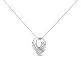 Collar con colgante ovalado curvo con diamantes princesa y baguette en canal de 1 5/8 ct. p.t. en oro blanco de 14K