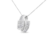 Collar con colgante de doble bucle con diamantes talla princesa y baguette de 2 ct. p.t. en oro blanco de 14K