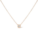 Collar con colgante solitario moderno de bisel con diamante redondo talla brillante de 1/5 ct. p.t. en oro rosa de 10K, color H-I, claridad SI2-I1, 16 pulg.