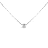 Collar con colgante solitario de bisel con diamante redondo cultivado en laboratorio de 1 ct. p.t. en oro blanco de 14K