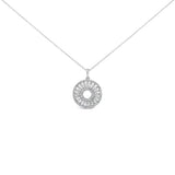 Collar con colgante de medallón calado con diamantes de 1 1/6 ct. p.t. en plata de ley