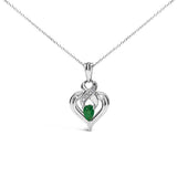 Collar con colgante de corazón con esmeralda talla pera de 6x4mm y detalle de diamante en plata de ley