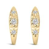 Aretes de aro Huggie de tres piedras con diamantes cultivados en laboratorio de 1/5 ct. p.t. en oro de 10K
