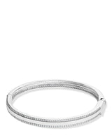 Brazalete rígido con bisagra y borde de zirconias cúbicas en engaste pavé en latón bañado en oro de 18K o en rodio