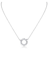 Collar con colgante de círculo abierto con zirconias cúbicas talla esmeralda en latón bañado en rodio