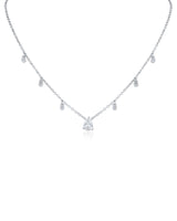 Collar con dije de zirconias cúbicas redondas y en forma de pera en latón bañado