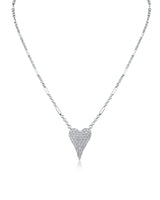 Collar de cadena con colgante de corazón de zirconias cúbicas redondas en engaste pavé en latón