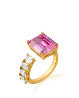 Anillo de cóctel abierto con zirconias cúbicas talla esmeralda en latón en tono dorado
