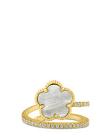 Anillo envolvente con trébol y zirconias cúbicas en engaste pavé en latón en tono dorado