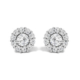 Aretes de botón con halo y diamantes cultivados en laboratorio de 3 ct. p.t. en oro blanco de 10K