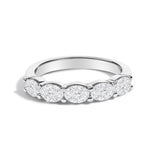 Anillo de banda este-oeste con diamantes ovalados cultivados en laboratorio de 1 1/4 ct. p.t. en oro blanco de 14K