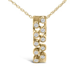 Collar con colgante de barra vertical de bisel con diamantes de 1/7 ct. p.t. en oro amarillo de 14K