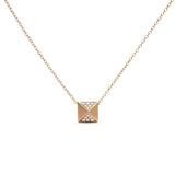 Collar con colgante de pirámide con acabado mate y diamantes de 1/4 ct. p.t. en oro amarillo de 14K