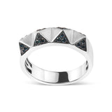 Anillo de banda de pirámide con diamantes azules tratados de 1/4 ct. p.t. en oro blanco de 14K