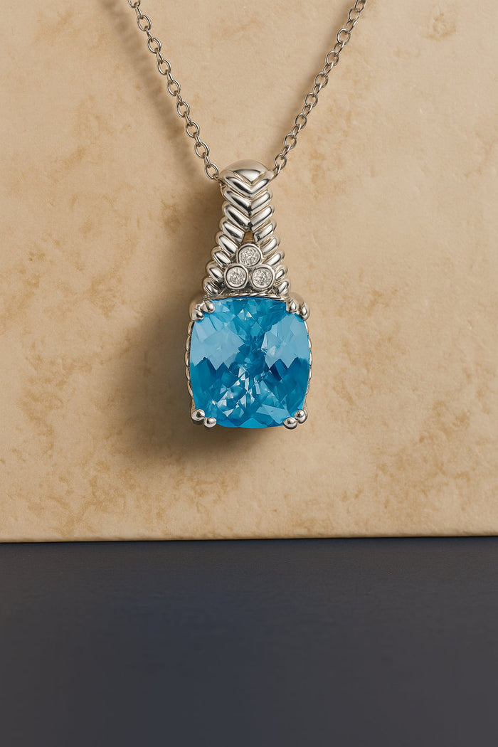 Collar con colgante texturizado de topacio azul y detalle de diamante en plata de ley, foto 5