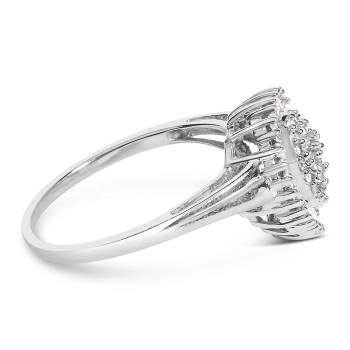 Anillo de cóctel de racimo pavé abovedado en forma de pera con halo y diamantes de 1/2 ct. p.t. en oro blanco de 10K, foto 2