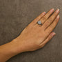 Anillo de cóctel de racimo pavé abovedado en forma de pera con halo y diamantes de 1/2 ct. p.t. en oro blanco de 10K, foto 3