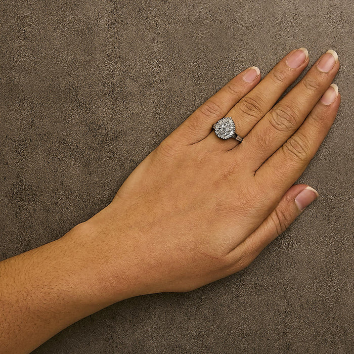 Anillo de cóctel de racimo pavé abovedado en forma de pera con halo y diamantes de 1/2 ct. p.t. en oro blanco de 10K, foto 3