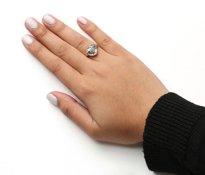 Anillo estilo bailarina en forma de corazón con diamantes redondos y baguette de 1/4 ct. p.t. en oro amarillo de 10K, foto 3