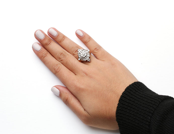 Anillo de racimo y halo en rombo con diamantes redondos y talla baguette de 1 ct. p.t. en oro amarillo de 10K, foto 3