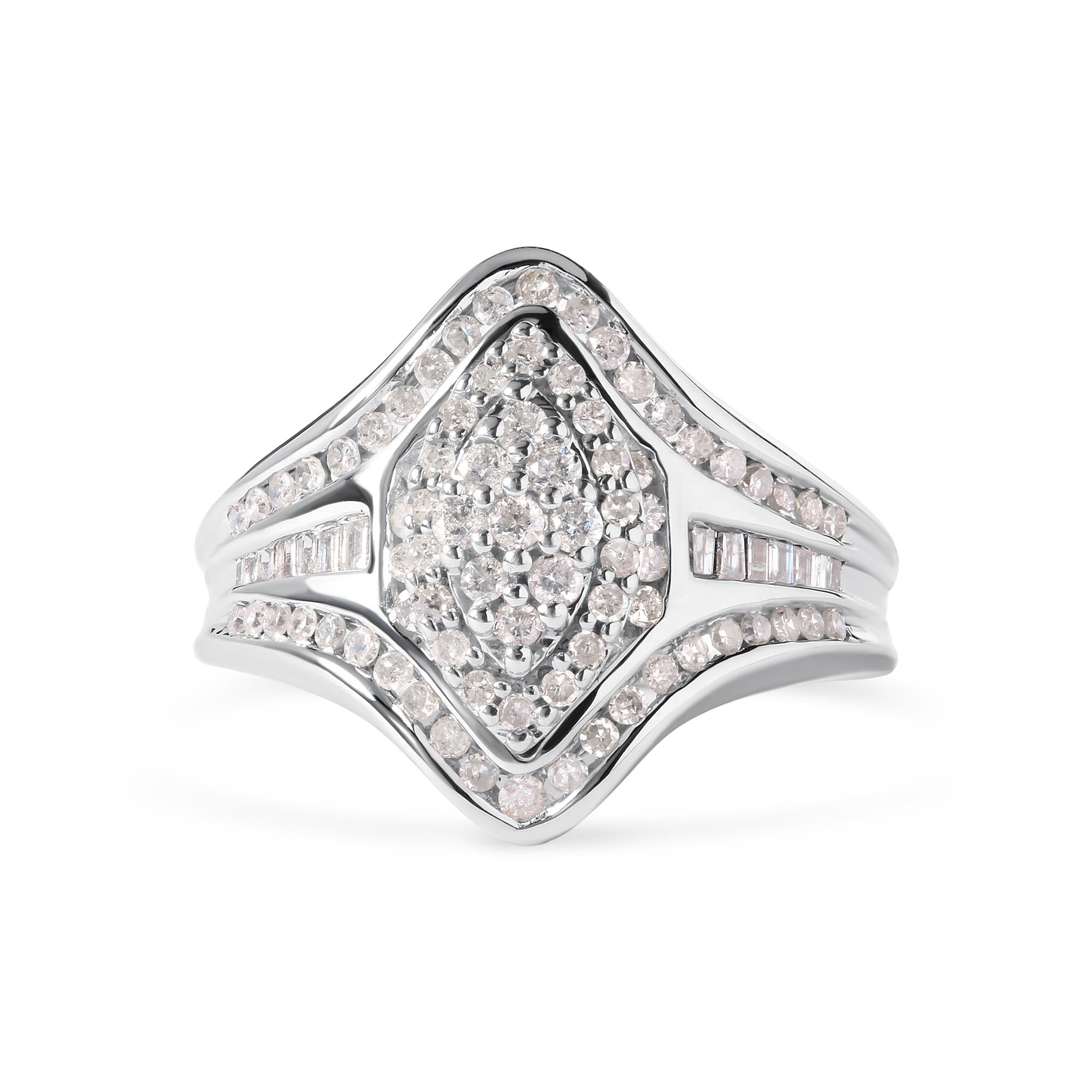 Anillo de racimo con diamantes redondos y talla baguette de 3/4 ct. p.t. en oro blanco de 14K, foto 1