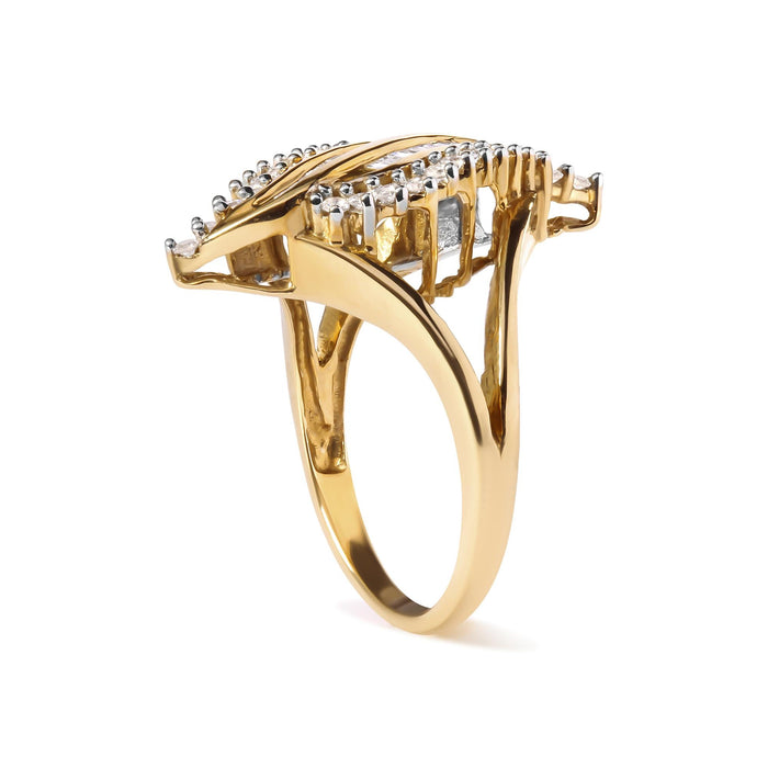 Anillo de cóctel con diamantes redondos y baguette de 1/2 ct. p.t. en oro amarillo de 10K, foto 4