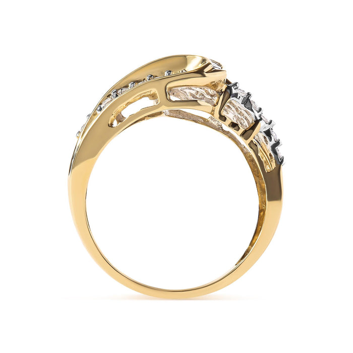 Anillo bypass de espacio abierto con diamantes redondos y talla baguette de 1/2 ct. p.t. en oro amarillo de 10K, foto 4